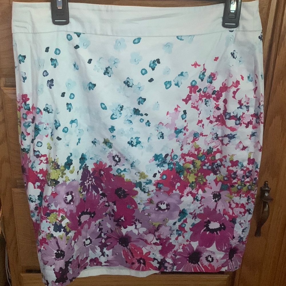 Ann Taylor 10P beautiful floral pencil skirt and matching rayon teal top size m